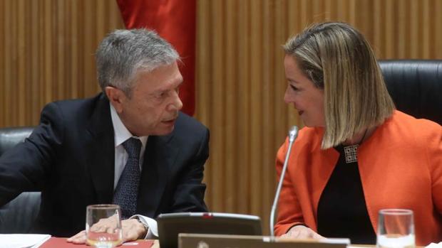 Crespo junto a la presidenta de la Comisión de Investigación sobre la crisis financiera en España, Ana Oramas, este miércoles en Madrid