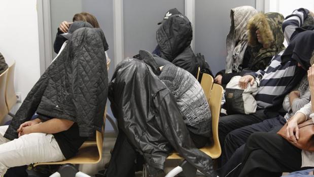 Miembros de la Mara Salvatrucha durante el juicio en Alicante