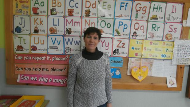 Pilar Pérez, en una de las aulas en las que imparte sus clases de inglés en el colegio de Beteta