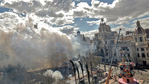 Imagen de la mascletà de este lunes