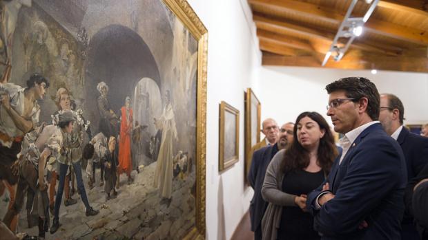 Jorge Rodríguez contempla una de las obras de la muestra
