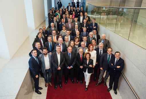 Representantes de la institución cameral tras la asamblea de este martes