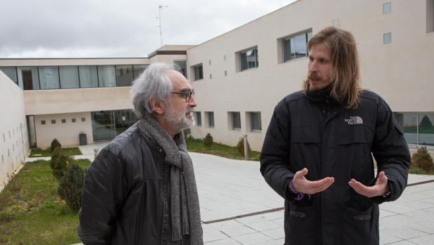 El portavoz de Podemos en las Cortes de Castilla y León, Pablo Fernández, y el secretario general municipal de Podemos Zamora, Braulio Llamero, este miércoles en la localidad de Benavente