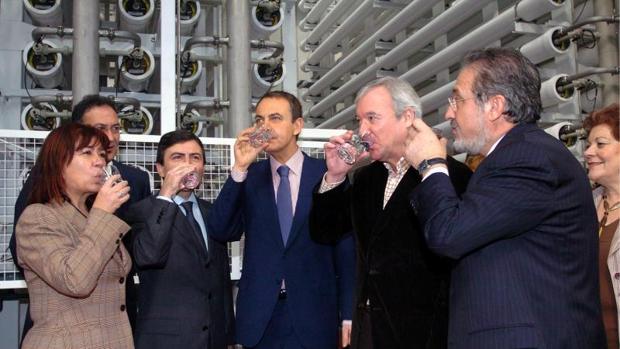 Cristina Narbona, Pedro Saura y José Luis Rodríguez Zapatero en una desaladora en Murcia en 2007