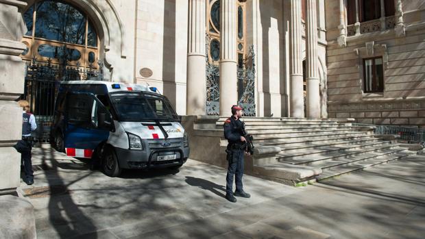 Mossos d'Esquadra protegen la sede del TSJC tras entrar en vigor el nuevo plan de seguridad
