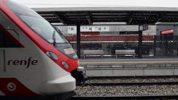 Un tren llega a la nueva estación ce Cercanías de Paco de Lucía
