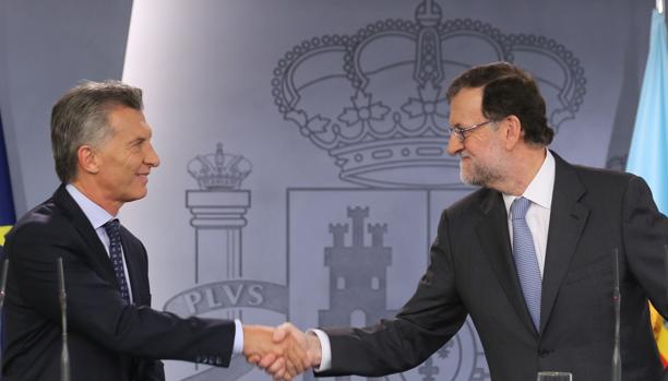 Apretón de manos entre Macri y Rajoy en febrero de 2017 en un acto en La Moncloa