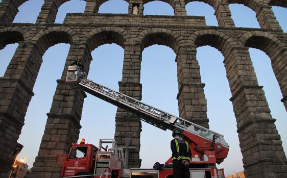 Los bomberos en el Acueducto de Segovia
