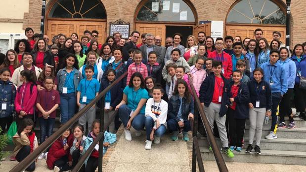 Felpeto con jóvenes participantes en el XIII Encuentro de Escuelas de Folclore de Castilla-La Mancha