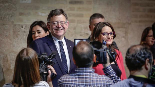 Imagen de Puig y Oltra tomada este miércoles en las Cortes Valencianas