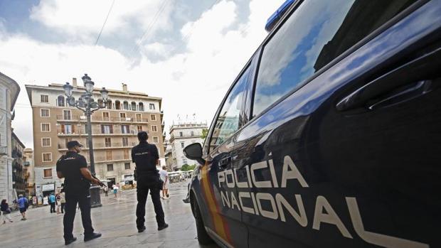 Imagen de archivo de unos agentes de la Policía Nacional en Valencia