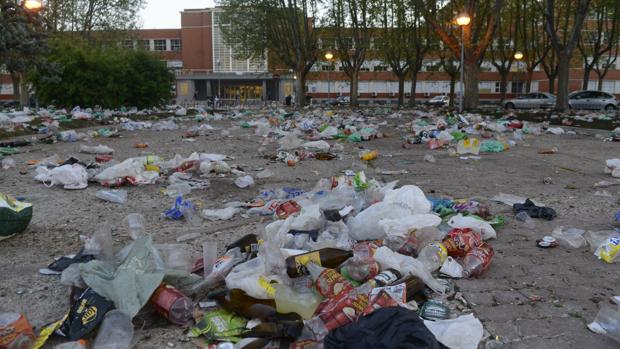 Residuos con los que ha amanecido la UCM tras el «macrobotellón»