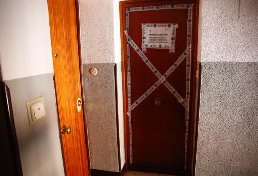 Puerta del piso de una de las víctimas, precintada