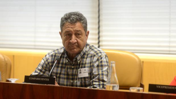 Santos González Rollán, enfermo por amianto, esta mañana en la Asamblea de Madrid