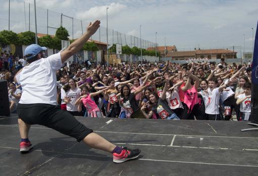 El animador Roberto Gamero López dirige una clase a los alumnos