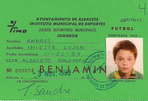 La primera ficha de Andrés Iniesta como benjamín del Albacete