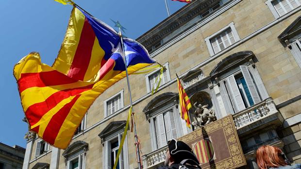 Independentistas ondenado una señera ante el Palacio de la Generalitat