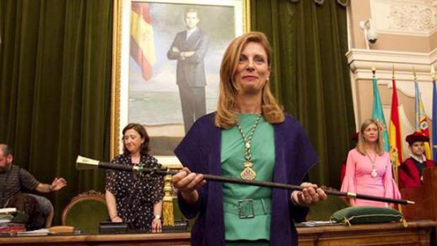 Imagen de archivo de la alcaldesa de Castellón, Amparo Marco, con la vara de mando