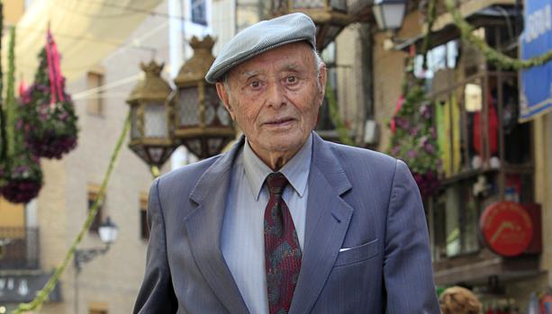 Manolo Lozano, con la decoración del Corpus de Toledo de fondo