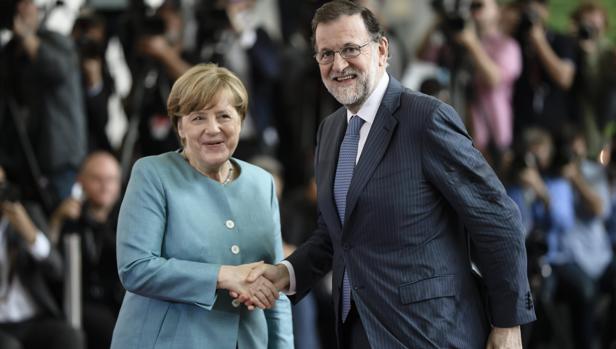 La canciller junto a Rajoy, en junio de 2017 en Berlin