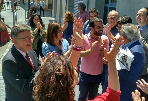 Ximo Puig celebra, junto a otros dirigentes del PSPV, la investidura de Pedro Sánchez