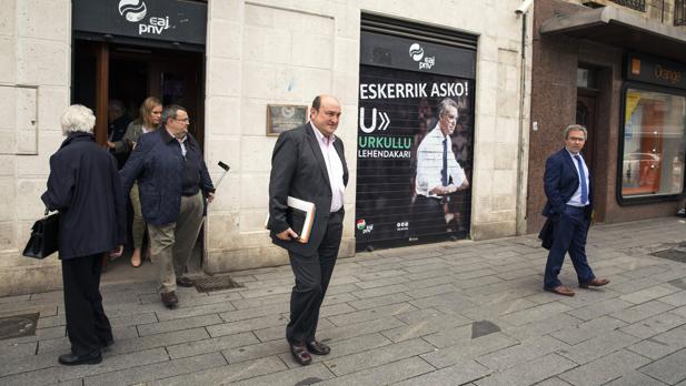 El presidente del PNV, Andoni Ortuzar (c)