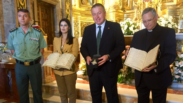 El delegado del Gobierno en Murcia, Francisco Bernabé, sostiene la cruz, en el acto de devolución en la catedral de Murcia, junto al obispo de la Diócesis de Cartagena, José Manuel Lorca Planes
