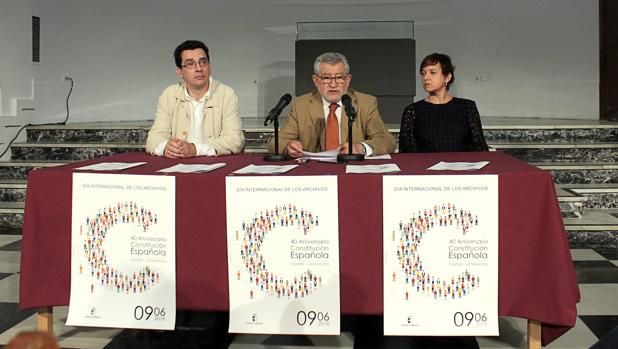 El consejero de Cultura, Ángel Felpeto, en la presentación junto a Carlos Flores