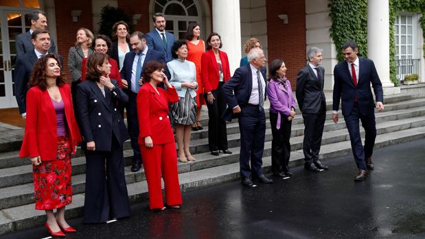Pedro Sánchez durante la foto oficial de su Gobierno