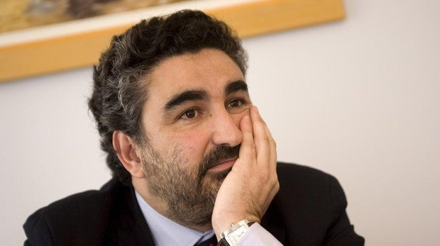 José Manuel Rodríguez Uribes posa para ABC en una entrevista en 2009