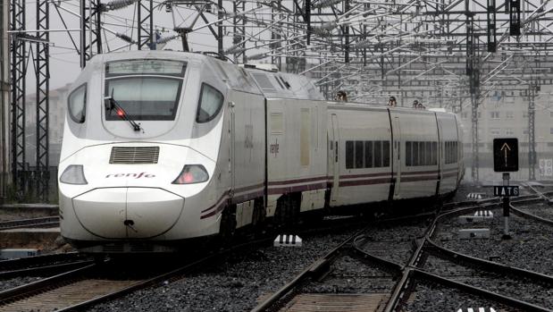 Imagen de archivo de un tren híbrido entre Galicia y Madrid