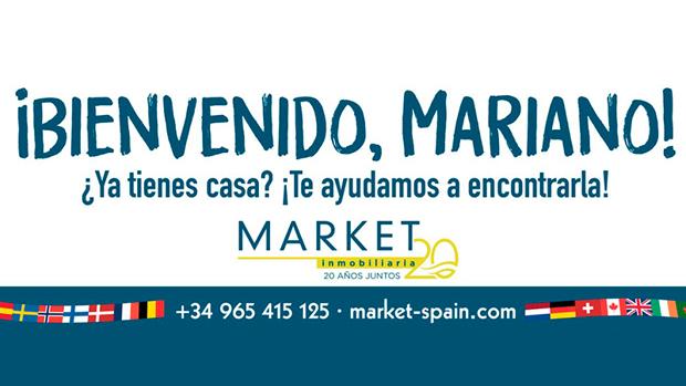 Imagen del mensaje en una valla de la inmobiliaria sobre la vuelta de Mariano Rajoy a Santa Pola