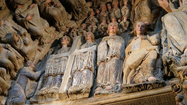 En el extremo izquierdo, ángeles en los que se retomó la policromía medieval