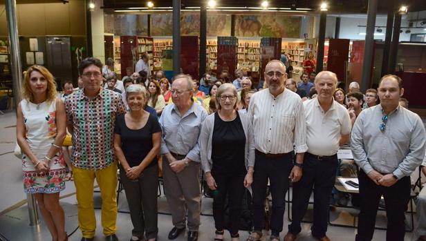 Imagen del presidente y el vicepresident de ACPV junto a los vicerectores de las universidades y el presidente de la AVL