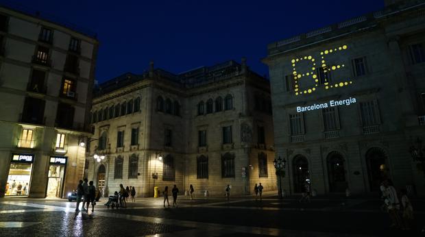 Imagen del logo de la eléctrica, en la plaza Sant Jaume