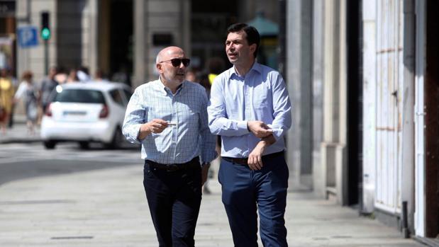 Javier Losada (i), durante su primer encuentro oficial con el líder del PSdeG, Gonzalo Caballero