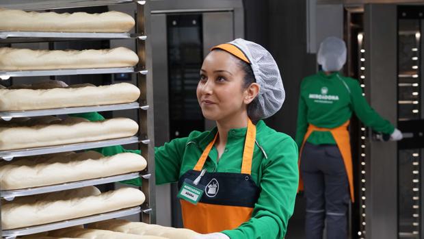 Imagen de una trabajadora de la «colmena» de Mercadona en Valencia