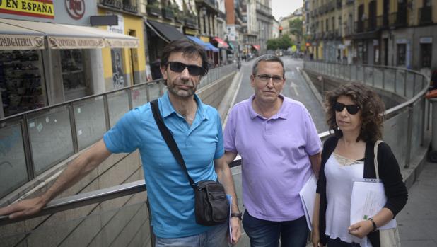 Los vecinos Roberto Majano, Saturnino Vera y María Fernández, frente a la entrada del parking