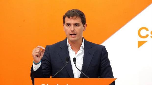 Albert Rivera dfurante la rueda de prensa este lunes en la sede de Ciudadanos