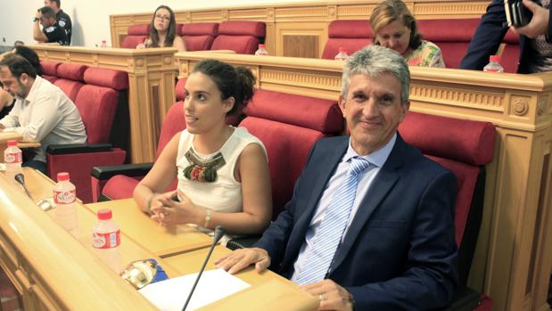José Pablo Sabrido con Inés Sandoval, en el pleno del Ayuntamiento