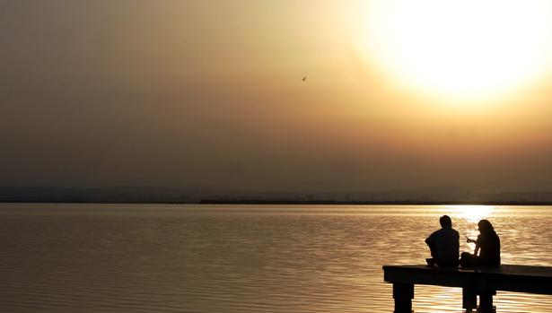 Imagen de una puesta de sol en la Albufera de Valencia