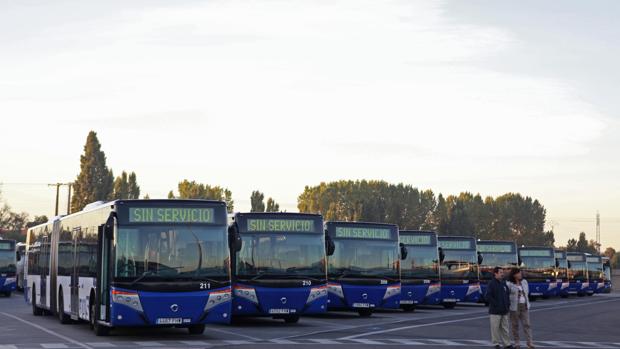 Foto de archivo de la salida de los autobuses de Auvasa