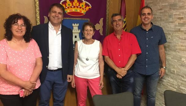 El director general de Telecomunicaciones y Nuevas Tecnologías de la Junta, Alipio García, con responsables políticos de Bujalaro y Villaseca de Henares