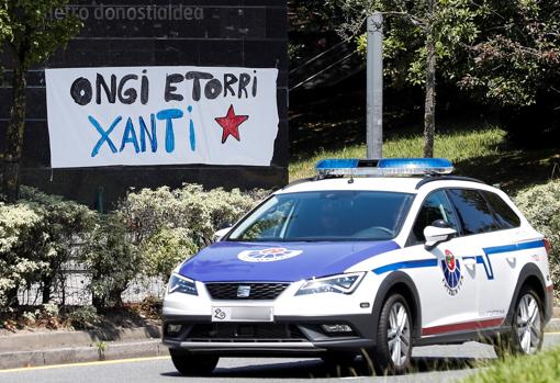 Pancarta de bienvenida a Santi Postros en Lasarte