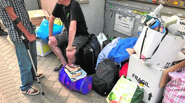 Personas que se alojaban en el Hogar social, ayer, tras la entrada por orden del juez