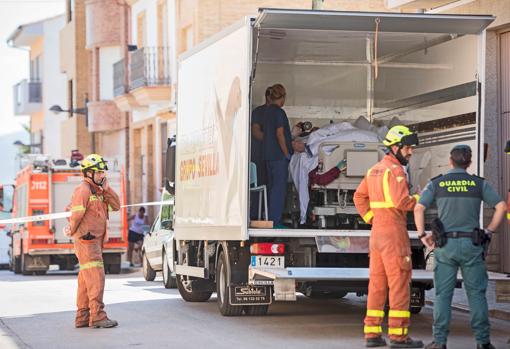 Bomberos, agentes y personal sanitario coordinan el traslado