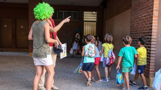 Imagen de archivo de niños entrando a un centro concertado