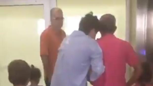 La mujer golpeada entrando en el hospital despues de que le rompieran la nariz