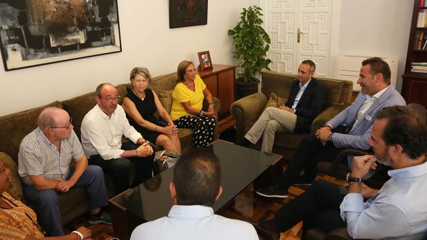 Un momento de la reunión entre representantes de APSA y de la Diputación de Alicante