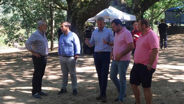 En el centro, Alfonso Rueda y Jorge Cubela, alcalde de Cerdedo-Cotobade, ultiman los detalles del acto que celebrarán hoy los populares gallegos